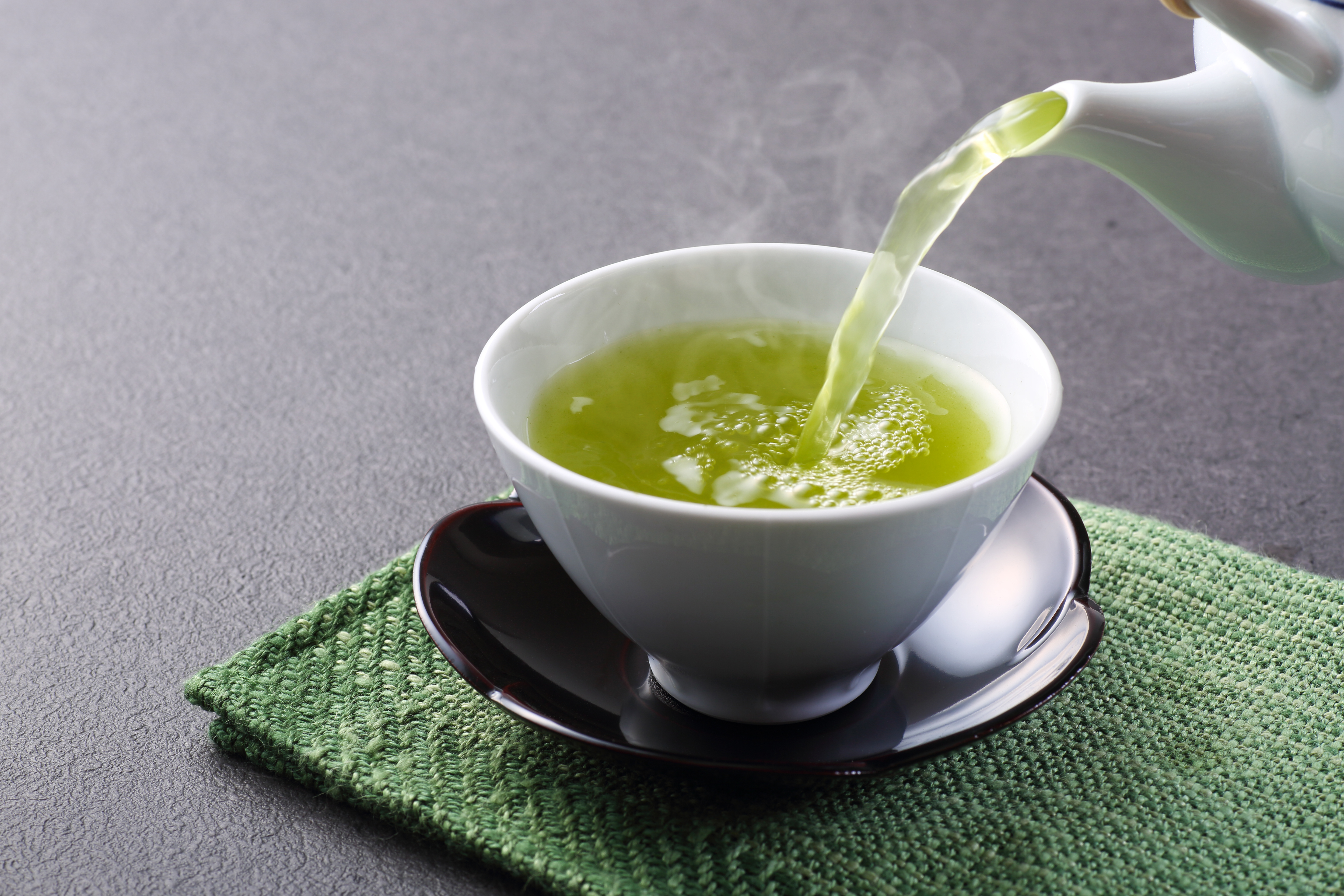 Крепкая заварка. Зеленый чай Green Tea. Греен Теа чай. Чашка с зеленым чаем. Зеленый чай в кружке.
